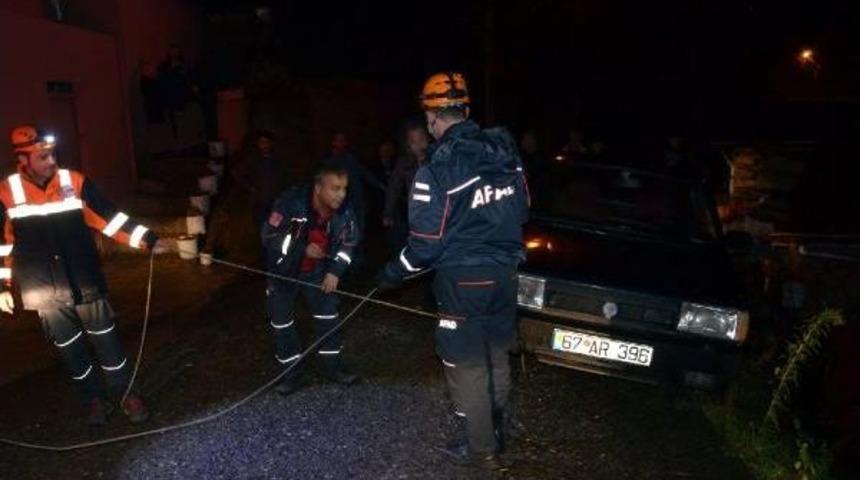 Kontrolden &Ccedil;ıkan Otomobil U&ccedil;urum Kenarında Durdu