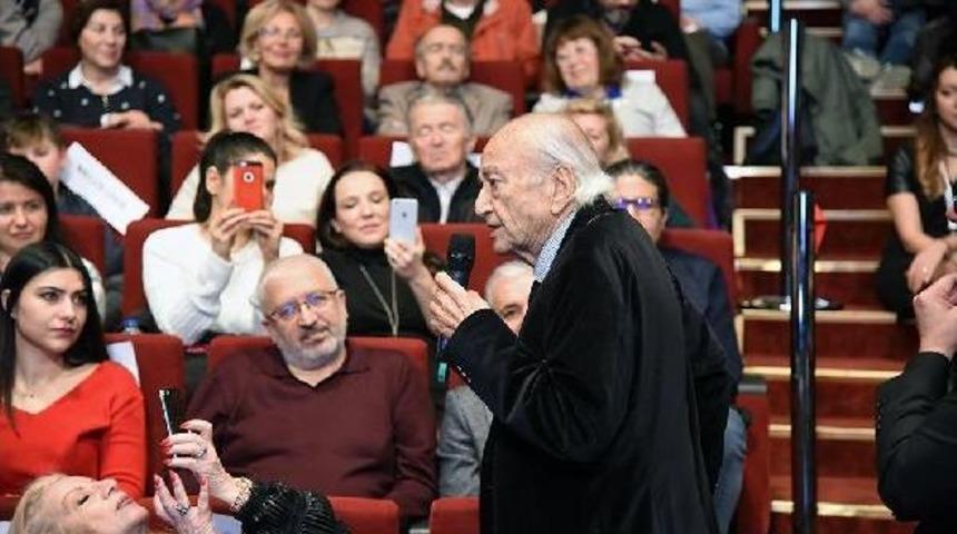 Nazım Hikmet 115'inci Yaş G&uuml;n&uuml;nde Denize Karanfiller Bırakılarak Anıldı(Ek Bilgilerle)