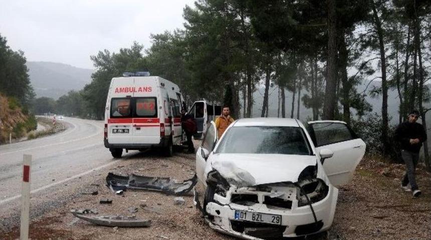 Antalya&rsquo;da İki Ayrı Trafik Kazası: 1&rsquo;si Ağır 6 Yaralı