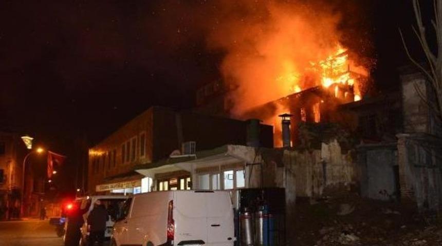 Tarihi Ahşap Bina Yangında K&uuml;l Oldu