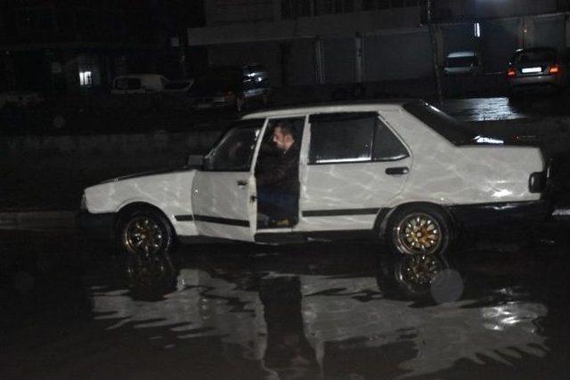 İzmir&rsquo;de Sağanak Yağış Hayatı Olumsuz Etkiledi 1