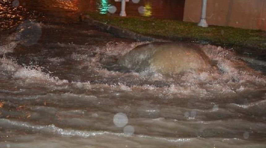İzmir'de Sağanak Yağış Etkili Oldu