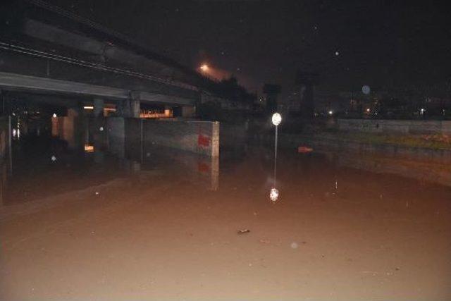 İzmir de Sağanak Yağış Etkili Oldu 3