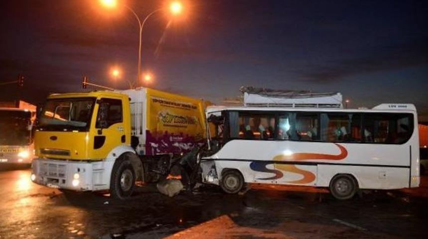 İş&ccedil;i Servisi, &Ccedil;&ouml;p Kamyonuna &Ccedil;arptı: 15 Yaralı