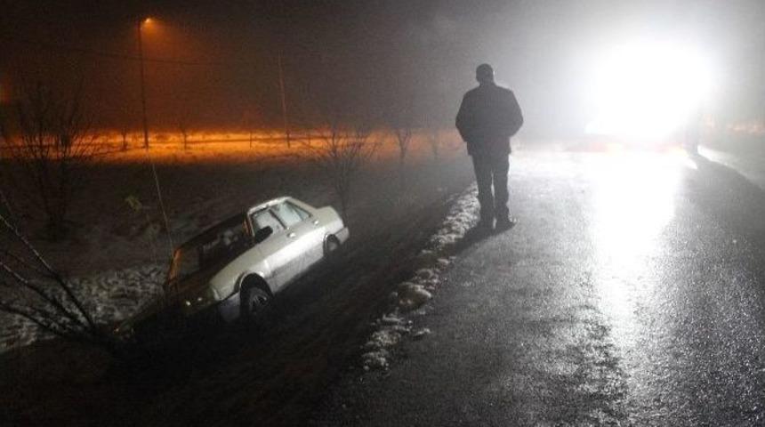 Buzlu Yolda Trafik Kazası: 1 Yaralı