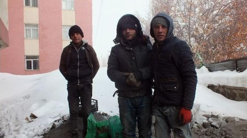 Ailelerine Yardım İ&ccedil;in &Ccedil;&ouml;pl&uuml;klerden Yanmamış K&ouml;m&uuml;rleri Topluyorlar