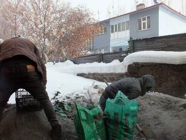 Ailelerine Yardım İçin Çöplüklerden Yanmamış Kömürleri Topluyorlar