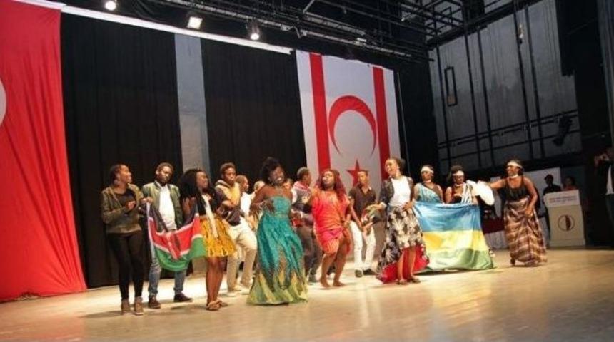 Yd&uuml; Afrika&rsquo;nın Canlı Renklerine B&uuml;r&uuml;nd&uuml;