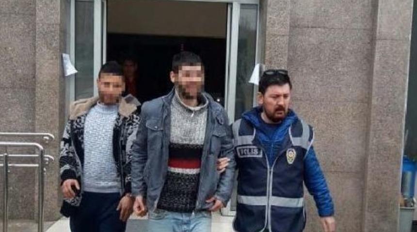 &Ouml;ğrenci Ve &Ouml;ğretmenler Varken, Okulun Demir Kapısını &Ccedil;aldılar