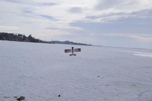 Buz Tutan Mogan Gölü, Model Uçak Için Pist Oldu