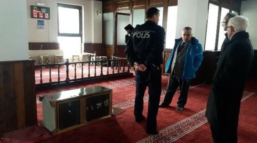 Camiden Hırsızlık G&uuml;venlik Kamerasında