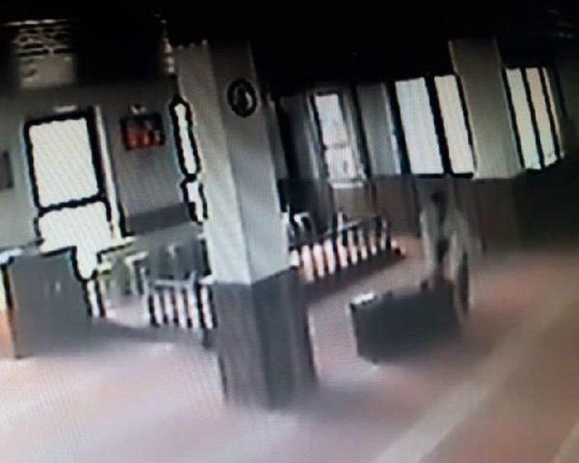 Camiden Hırsızlık G&uuml;venlik Kamerasında 1