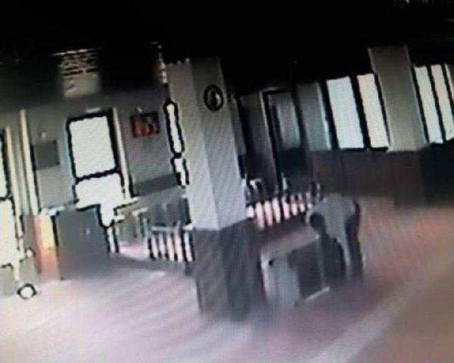 Camiden Hırsızlık G&uuml;venlik Kamerasında 2