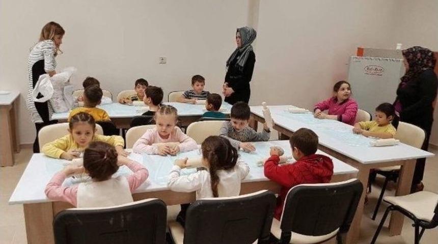 Yenicek&ouml;y İlkokulu&rsquo;nun Minikleri Atat&uuml;rk K&uuml;lt&uuml;r Merkezi&rsquo;nde