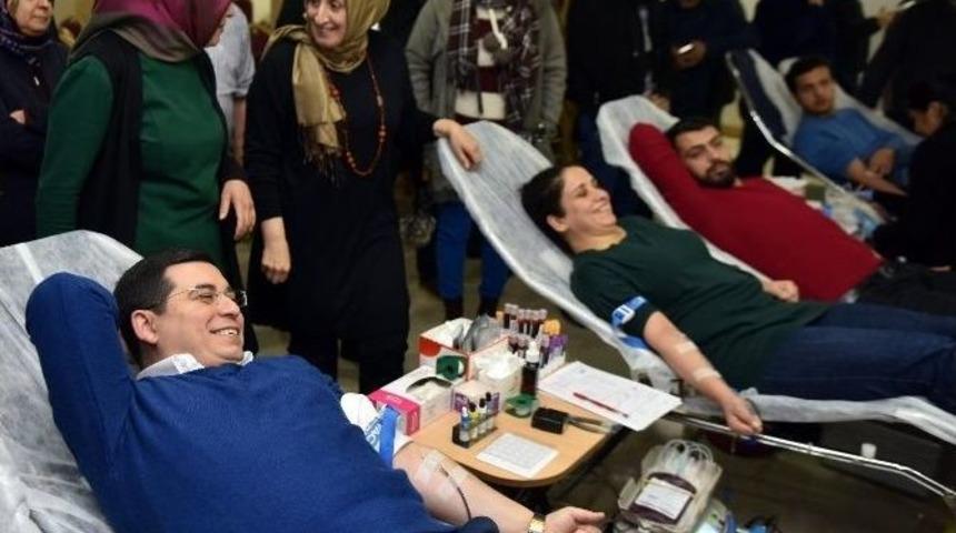 T&uuml;t&uuml;nc&uuml; &Ccedil;iftinden Kan Bağışına Destek