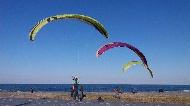 Samsun Sahilleri Yamaç Paraşütleri İle Renklendi