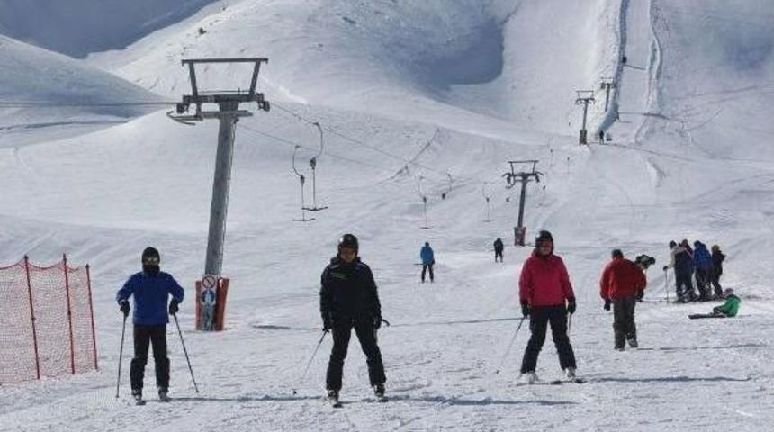 Vali Altıparmak'ın Kayak Keyfi