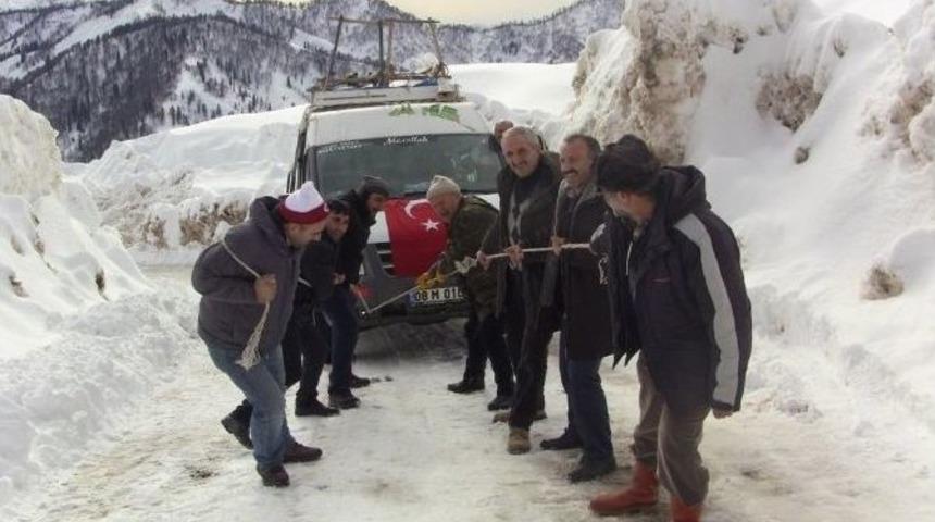 Artvin&rsquo;de Bin 900 Rakımlı K&ouml;yde T&uuml;nel M&uuml;jdesi Horonla Kutlandı