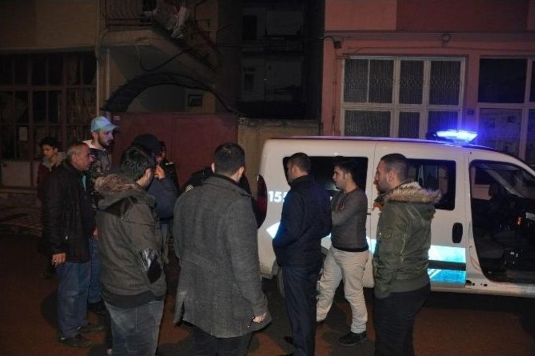 Gen&ccedil;ler 1,5 Kilo Altın &Ccedil;alan Hırsızı Yakalayıp Polise Teslim Etti