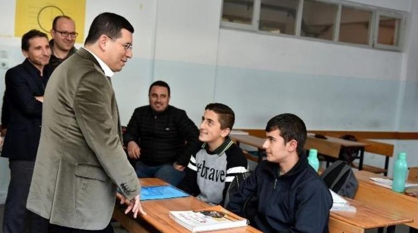 T&uuml;t&uuml;nc&uuml;, Anadolu İmam Hatip Lisesi&rsquo;ni Ziyaret Etti