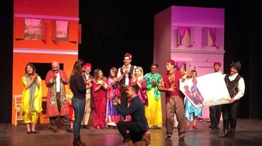 Van&rsquo;Da Tiyatro Sahnesinde S&uuml;rpriz Evlilik Teklifi