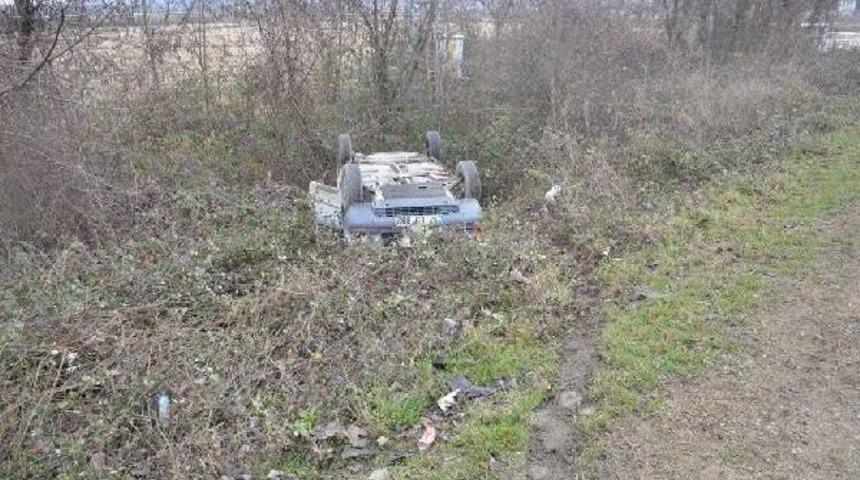 Sinop'ta Otomobil Şarampole Yuvarlandı