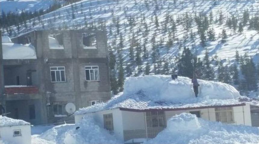 Anamur&rsquo;da Yayla Evlerinin &Ccedil;atıları Kara Dayanamadı