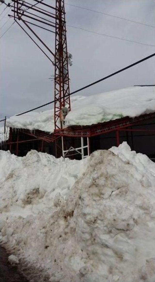 Anamur&rsquo;da Yayla Evlerinin &Ccedil;atıları Kara Dayanamadı 1