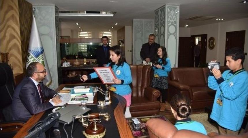 Minik Gazeteciler, Başkan &Uuml;z&uuml;lmez&rsquo;le R&ouml;portaj Yaptı