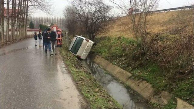 Sakarya’da Otomobil Şarampole Uçtu 1 Kişi Yaralı