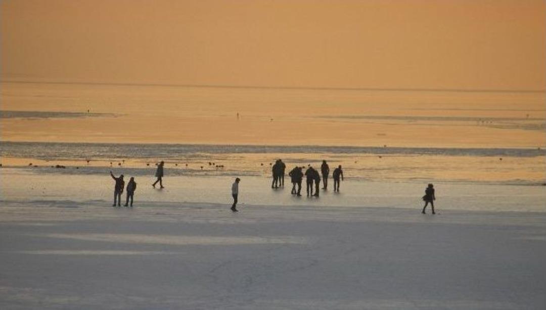 Buz Tutan G&ouml;lde Tehlikeli Y&uuml;r&uuml;y&uuml;ş