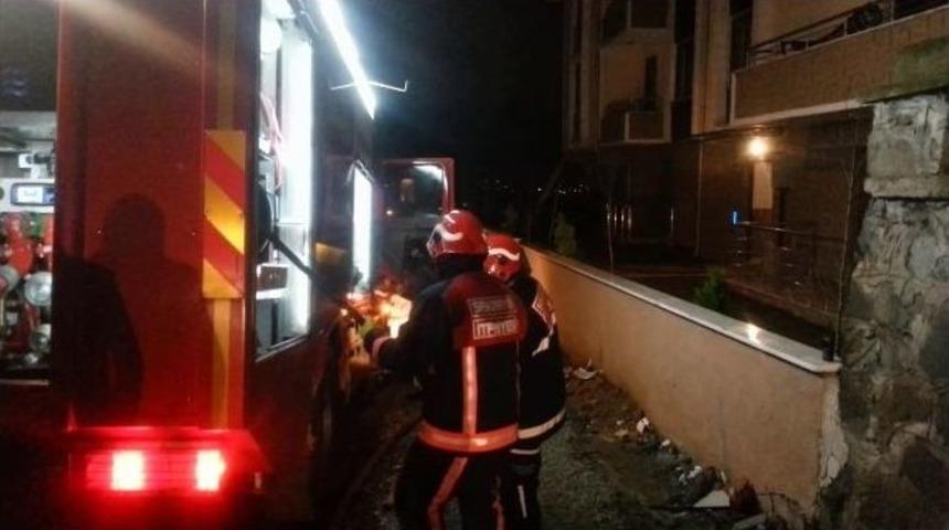 T&uuml;p Sızıntısından &Ccedil;ıkan Yangın İtfaiye Ekipleri Tarafından S&ouml;nd&uuml;r&uuml;ld&uuml;