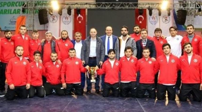 B&uuml;y&uuml;kşehir Minderde K&uuml;rs&uuml;den İnmiyor