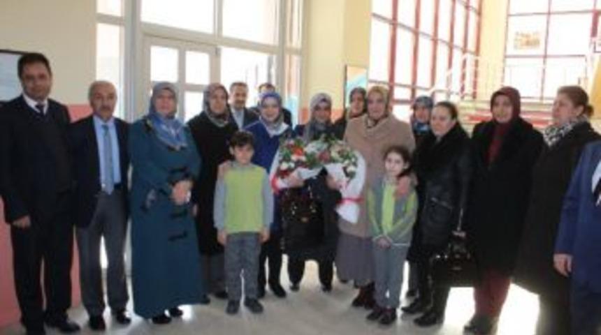 Maddi Durumu İyi Olmayan &Ouml;ğrencilere Bot Ve Mont Dağıtıldı