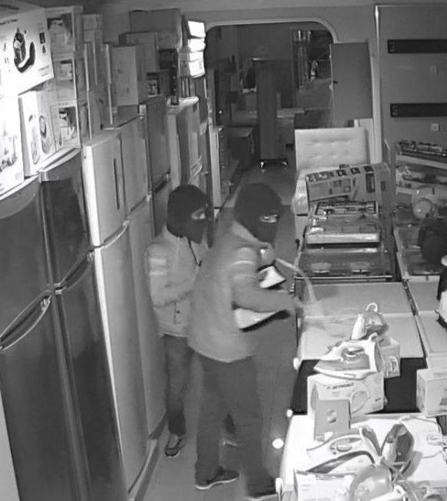 Hırsızlar G&uuml;venlik Kameralarına Yakalandı 2