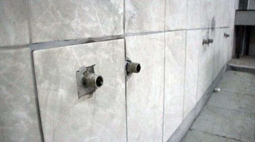 Hırsızlar Caminin Musluklarını &Ccedil;aldılar