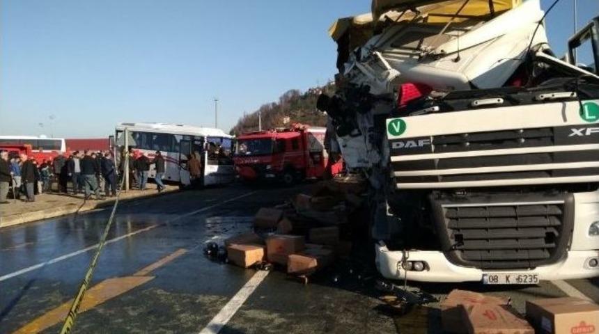 Rize’de Çay Yüklü Tır Yolcu Midibüsü İle Çarpıştı: 5 Yaralı