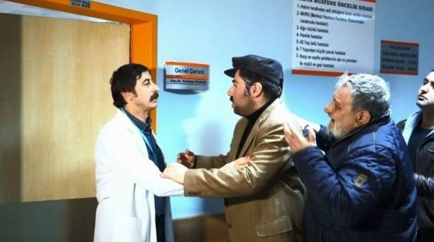 Hastanede Muayene Kuyruğu Olmaması İ&ccedil;in Kamera Karşına Ge&ccedil;tiler