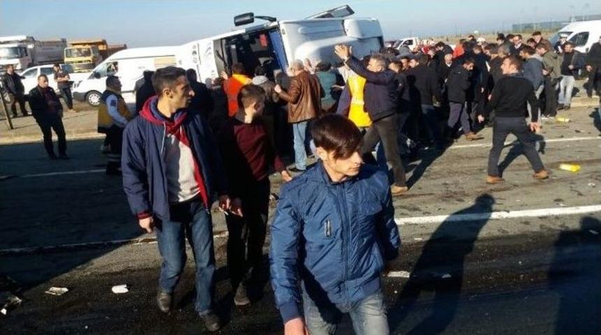 Rize&rsquo;de &Ccedil;ay Y&uuml;kl&uuml; Tır Yolcu Midib&uuml;s&uuml;ne Arkadan &Ccedil;arptı: 1 &Ouml;l&uuml;, 7 Yaralı