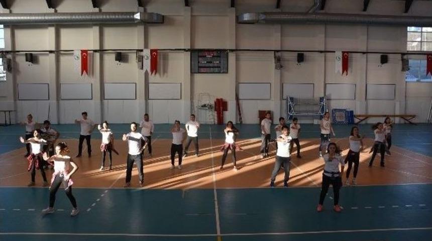 Toplumsal Olaylara Kayıtsız Kalmıyorlar