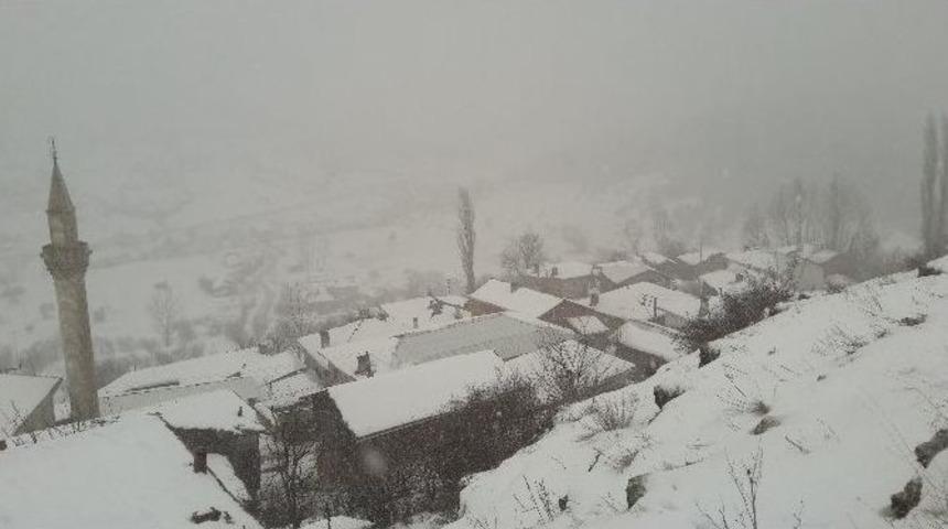 Keles&rsquo;te Kar Yağışı Devam Ediyor