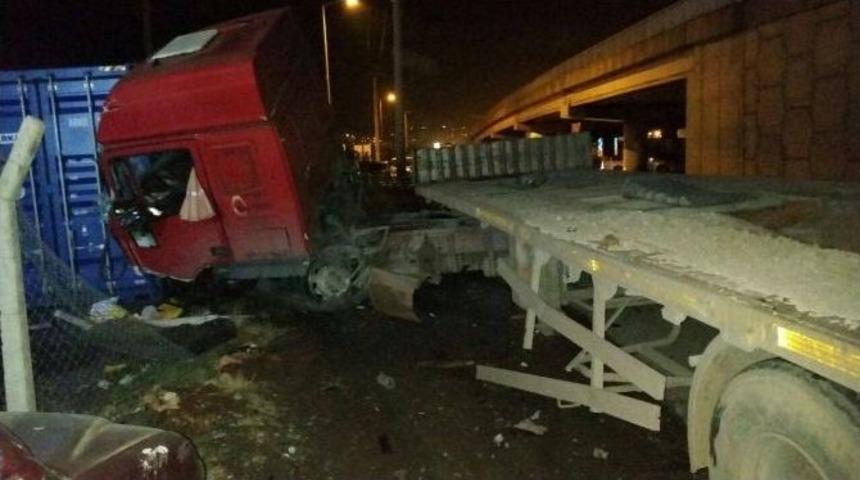 Bariyerlere &Ccedil;arpan Tırın S&uuml;r&uuml;c&uuml;s&uuml; Yaralandı