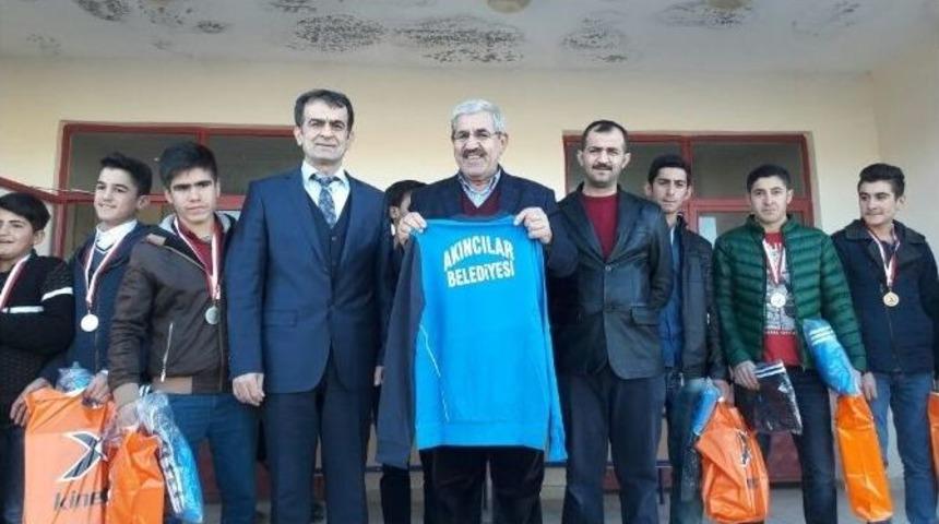 Başkan &Ccedil;etinkaya G&uuml;reş&ccedil;ileri &Ouml;d&uuml;llendirdi