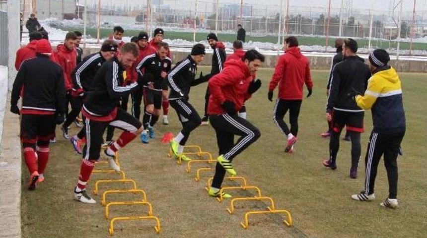 Sivasspor Teknik Direkt&ouml;r&uuml; Bakkal: Yolumuz Şampiyonluk