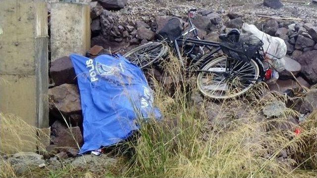 Çukura Düşen Bisikletli Şahıs Hayatını Kaybetti