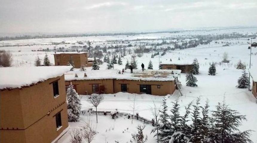 Kerpi&ccedil; Evlerin &Ccedil;atıları &Ccedil;&ouml;kme Tehlikesine Karşın Kardan Temizleniyor