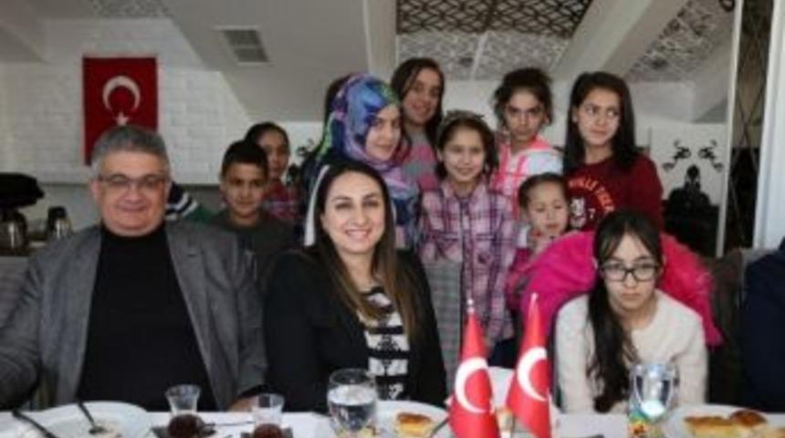 Vali Aykut Pekmez &Ccedil;ocuk Evi Sakinleri İle Kahvaltıda Bir Araya Geldi