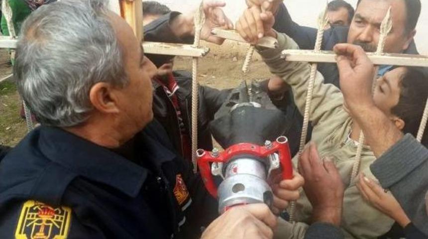 Eline Korkuluk Demiri Saplandı