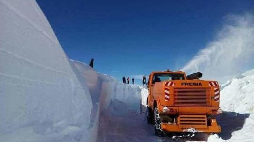 Karın Y&uuml;ksekliği Iş Makinelerinin Boyunu Aştı