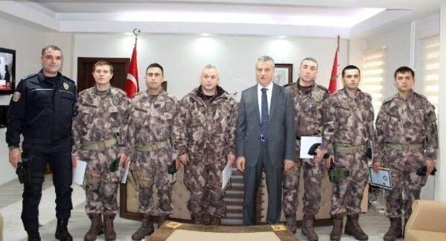 Şüpheli Kamyonete Başarıyla Müdahale Eden Polisler Ödüllendirildi 1